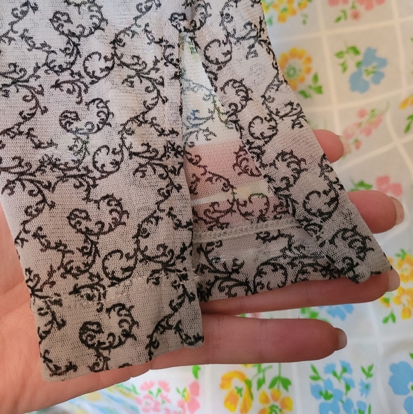 Mesh filigree vine print long sleeve top - Picture 5 of 10